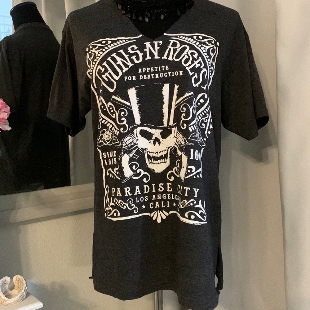 Bravado Guns and Roses SZ M Gray/White Embellished Neck Short Sleeves T-Shirt